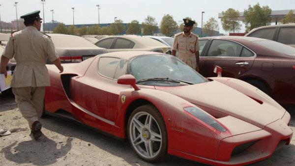 چرا خودروهای لوکس در دبی رها می شوند؟